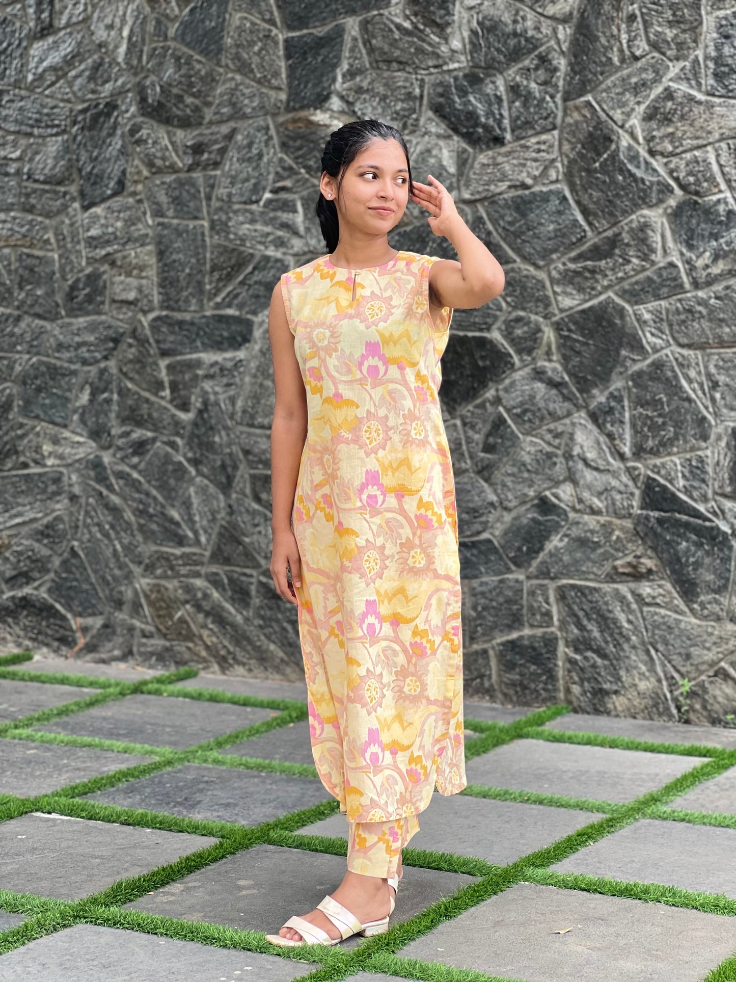 ZU25X153-YELLOW SLEEVELESS