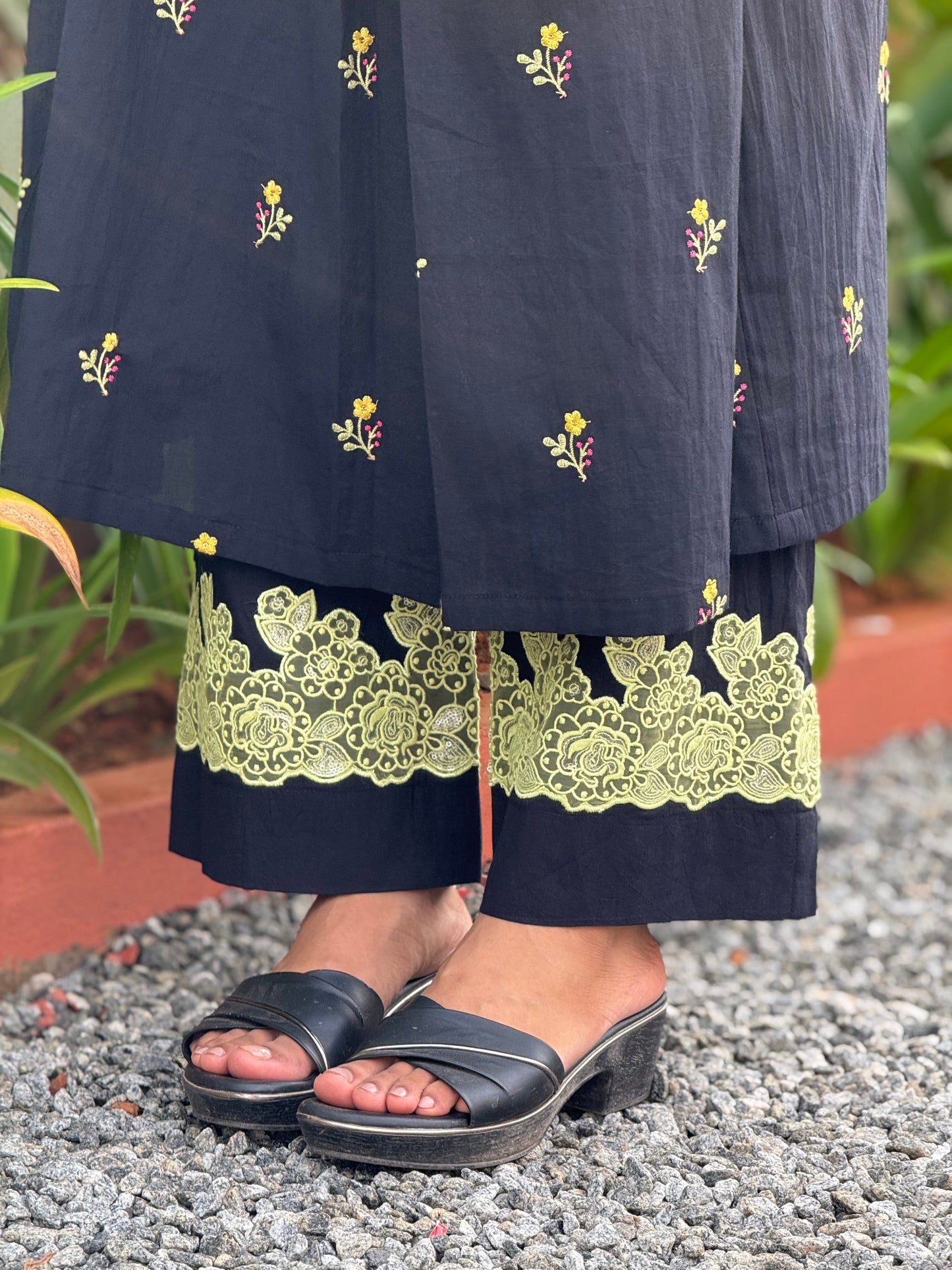 ZU25X357- BLACK EMB COTTON